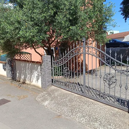 Helena Apartment *